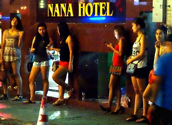 Chicas esperando junto Nana Hotel