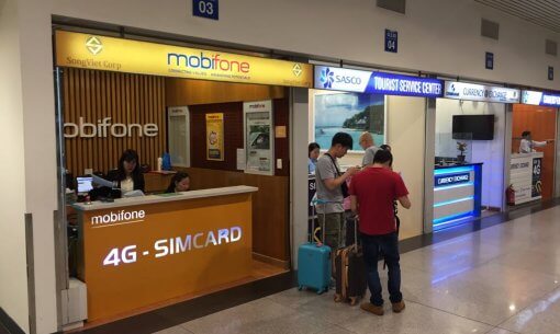 Venta de sims para móvil en aeropuerto Saigón.