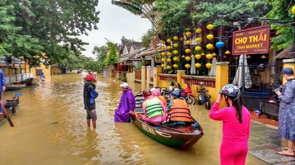 Inundaciones. Peligros de viajar solo por Vietnam. 
