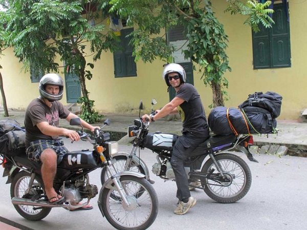 Mochileros en viejas honda. Peligros de viajar solo por Vietnam