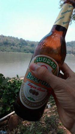 Cerveza Lao junto al Mekong. Luang Prabang.