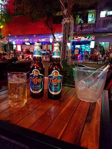Mi cerveza de cada tarde en Saigón. Con hielo!!