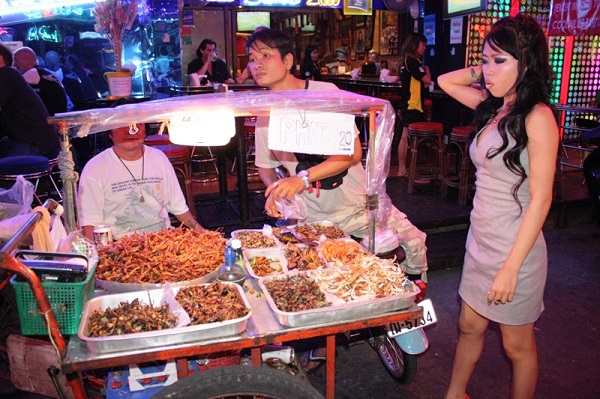 Carrito con insectos fritos. Bangkok