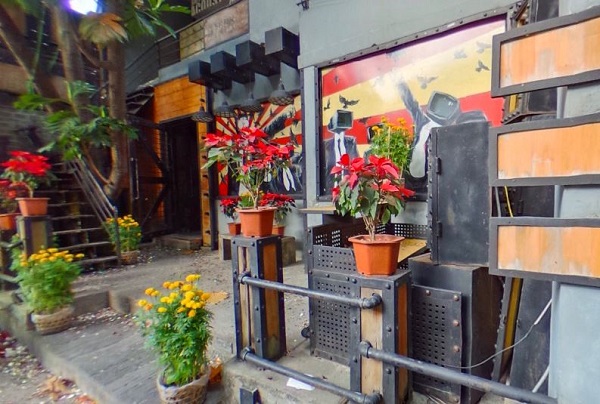 Puerta de Acoustic Bar. Saigón.