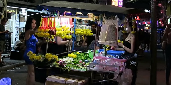 Ladyboys de tailandia en mercadillo