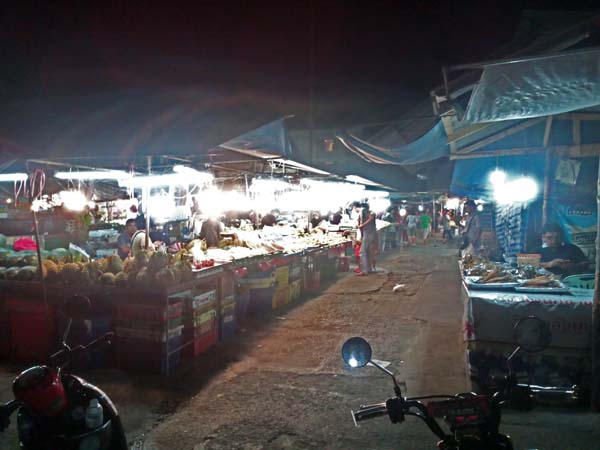 Mercadillo de frutas y verduras en Krabi
