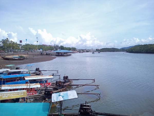 Río en Krabi. Barcas de popa larga.