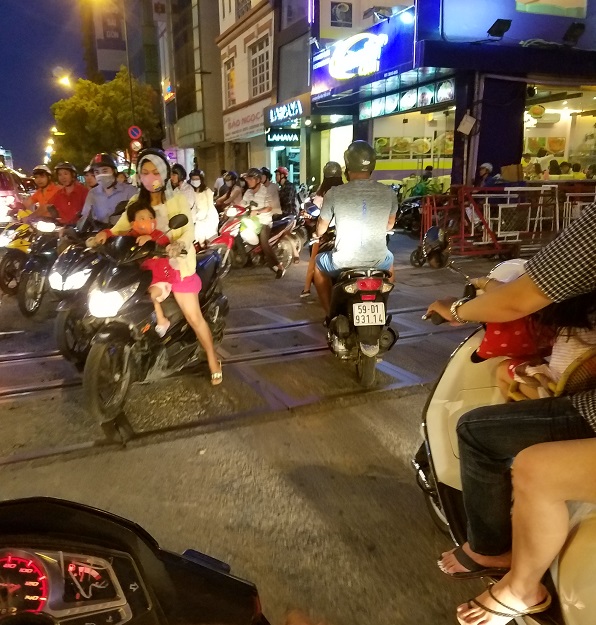 En moto por saigón. Novia vietnamita.