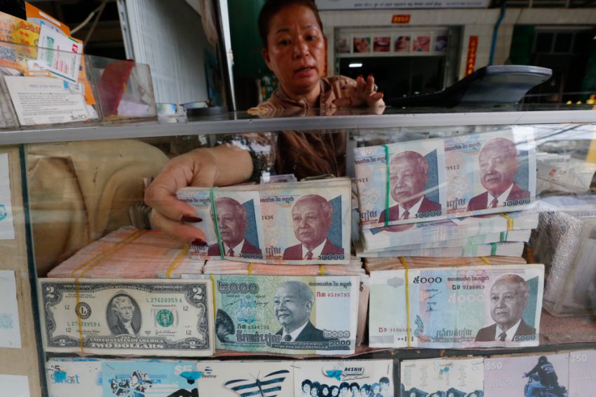 Cambio de rieles a dólares. Consejos viajar Camboya
