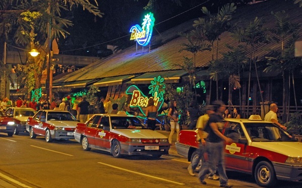Taxis en beach Club. Kuala Lumpur.