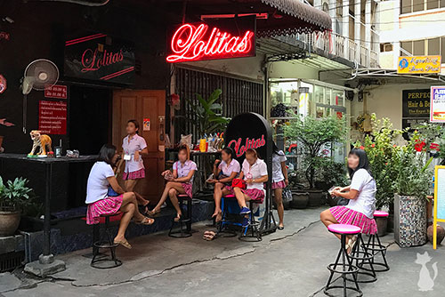 Lolitas Bangkok. Blowjob bar.