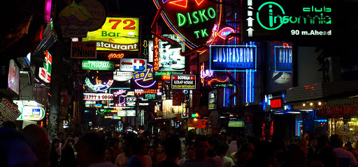 Walking street Pattaya. centro de la vida nocturna en Pattaya