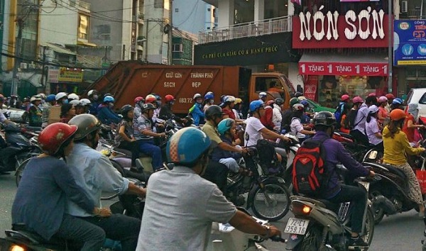 Motos en una calle cualquiera de Saigón