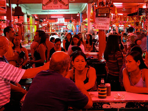 Ligando en un Beer Bar. Pattaya