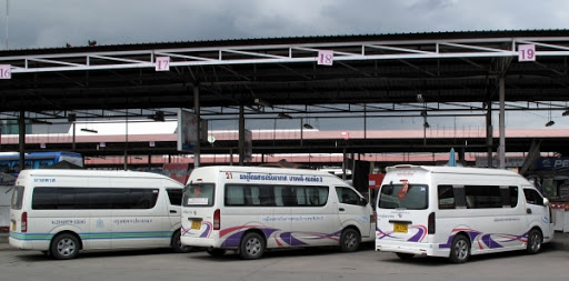 Minibuses frente estación de Mo Chit. bangkok.
