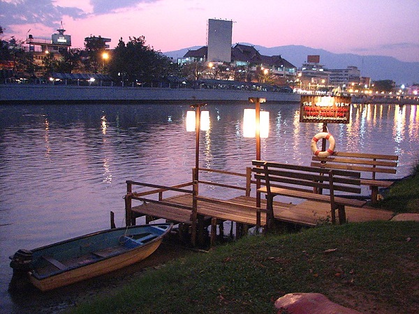Río Ping a su apso por Chiang Mai
