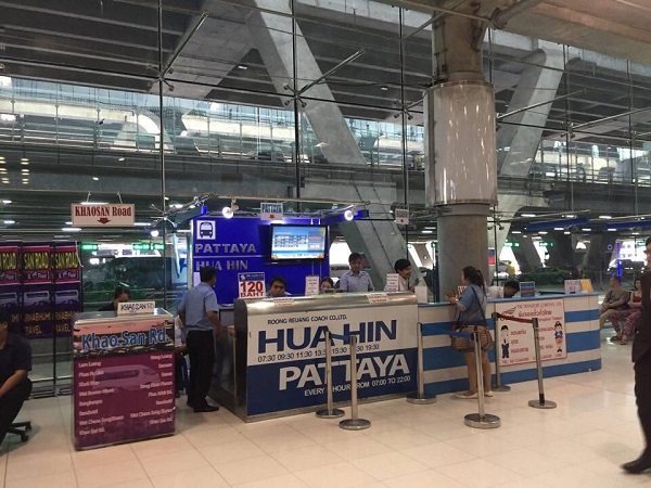 Mostrador billetes autobuses a Pattaya. Suvarnabhumi