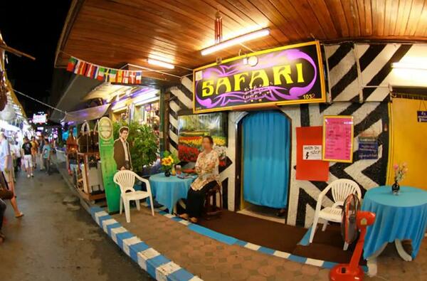 Entrada y cartel del Safari Bar en Patpong