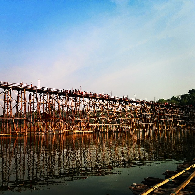Puente de madera mon - tailandia