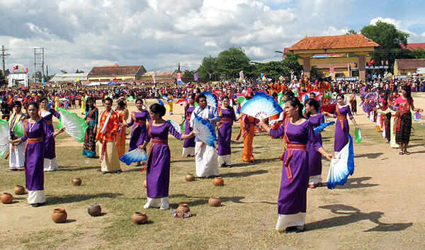 Mujeres de etnia Cham danzando