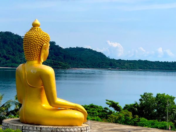 buda dorado en Isla de Ko kut, Tailandia
